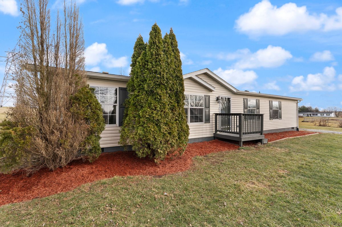 Remodeled doublewide in Milton, Kentucky — photo 2