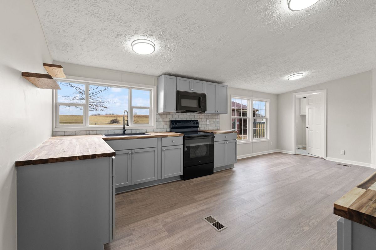 Remodeled doublewide in Milton, Kentucky — photo 6