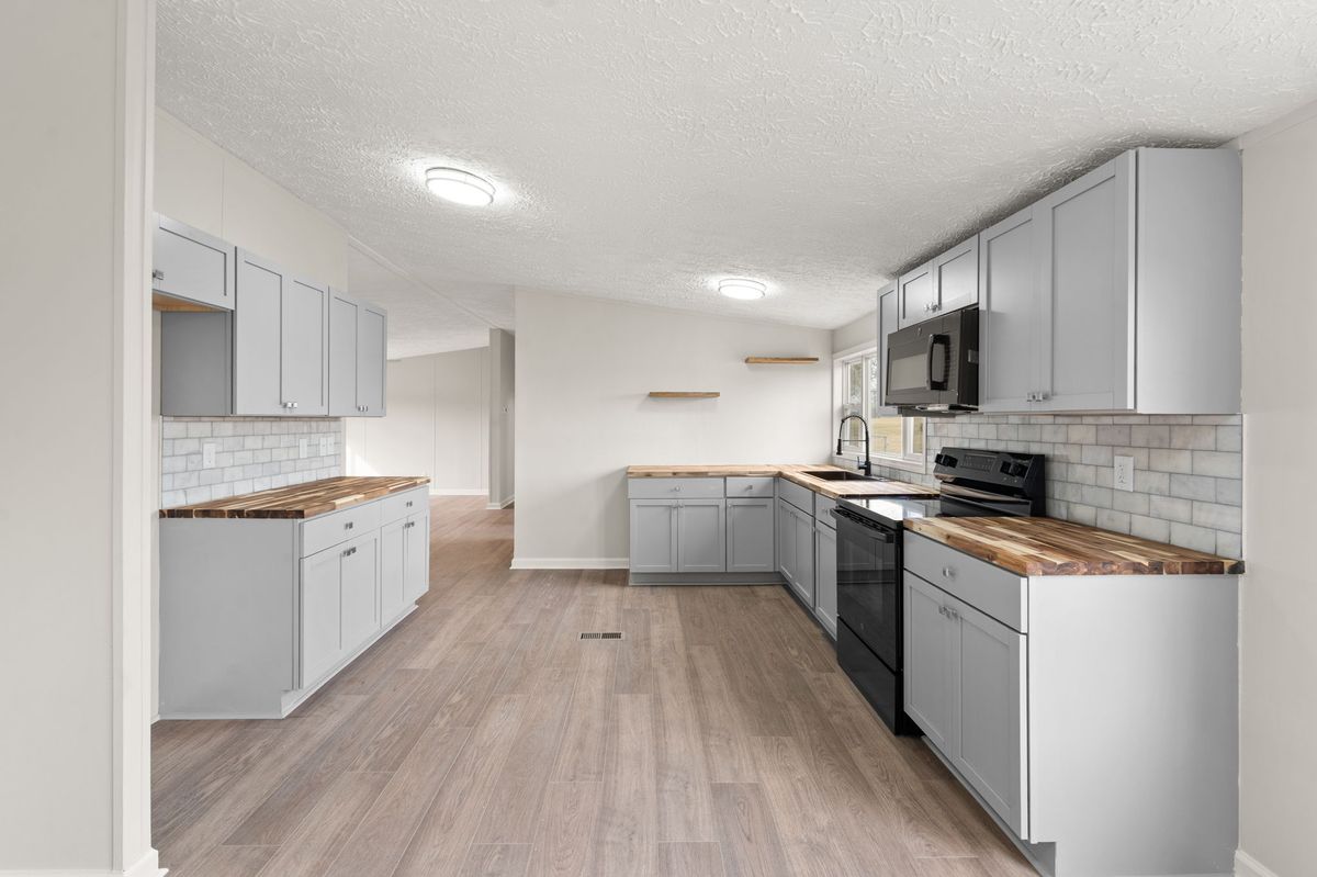 Remodeled doublewide in Milton, Kentucky — photo 7