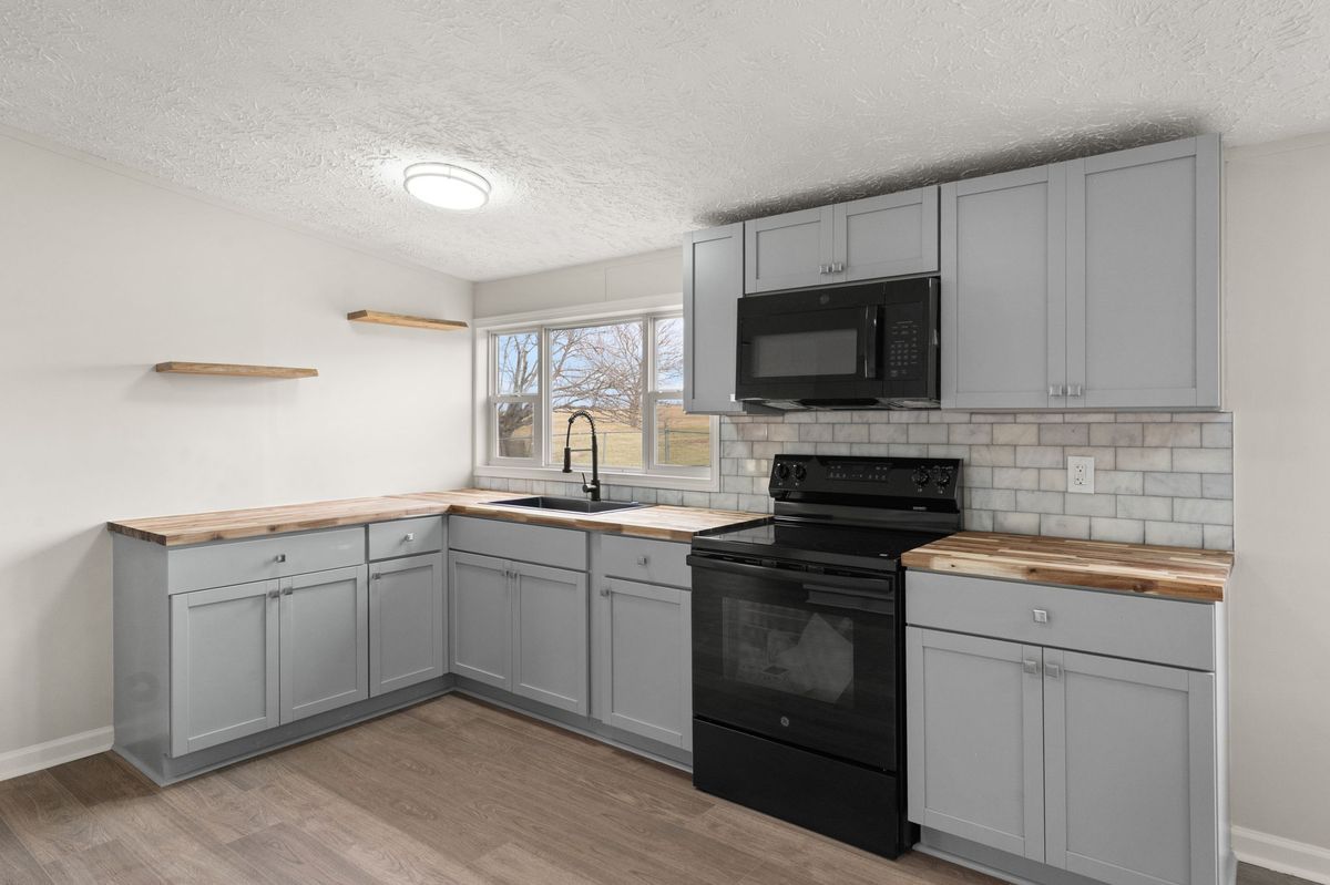 Remodeled doublewide in Milton, Kentucky — photo 8